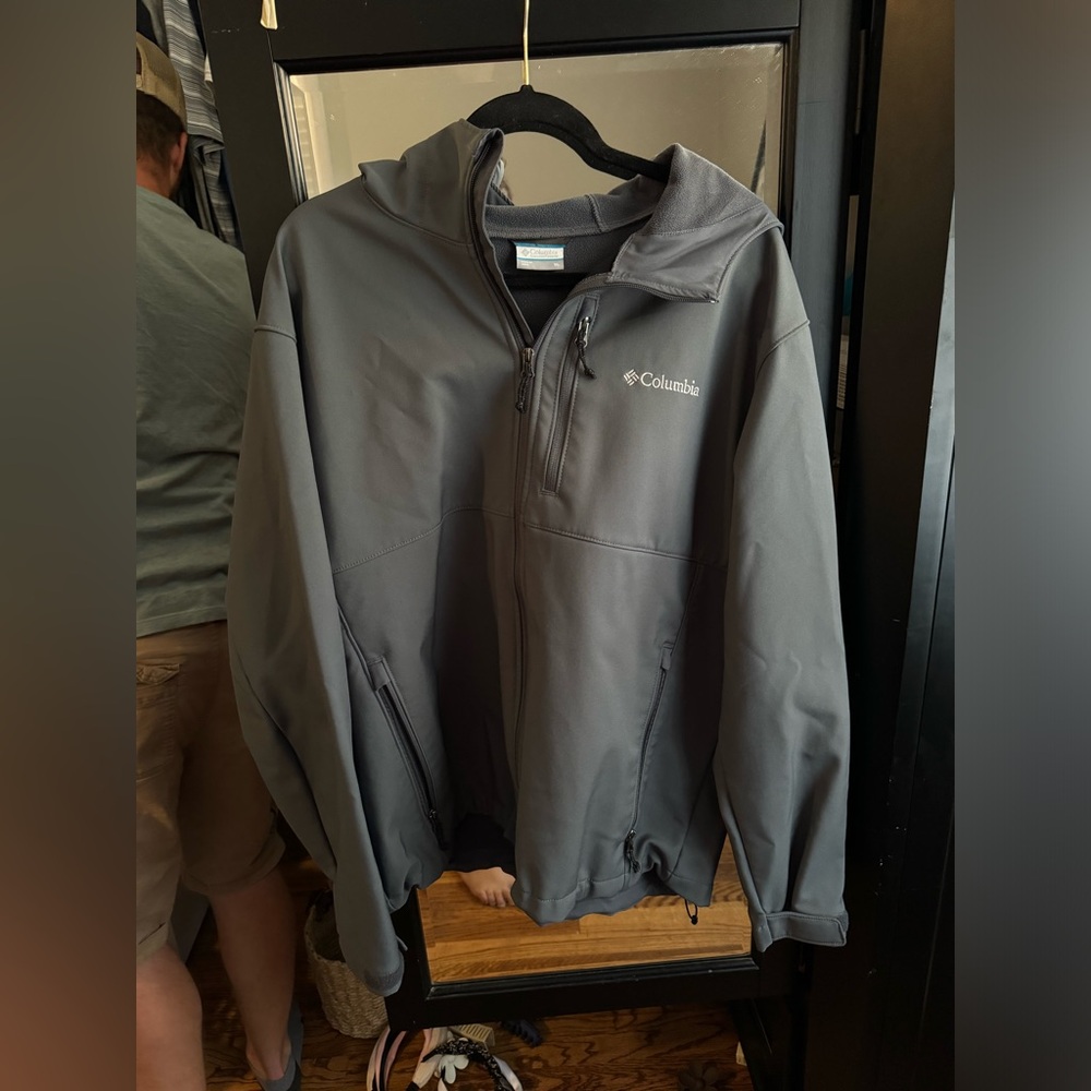 Men’s Columbia softshell jacket with hood
